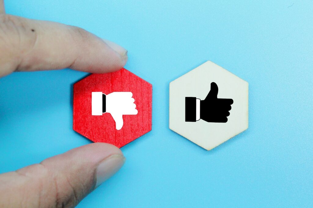 bad online review thumbs down icon